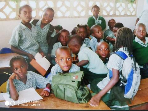 李蓁蓁 - 於非洲輔導當地的小學生學習學習技術的知識