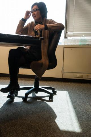 許添瑞 - 律師陳玲玉，攝於律師事務所。