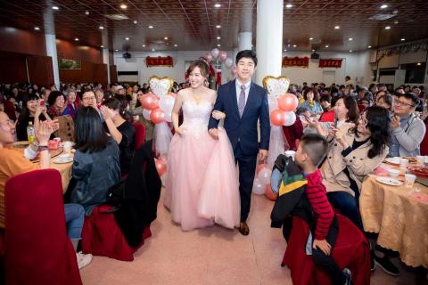 婚攝羅賓 - 新人在親友的祝福下，攜手步入充滿愛與喜悅的晚宴，幸福也感染了看著畫面的你我。