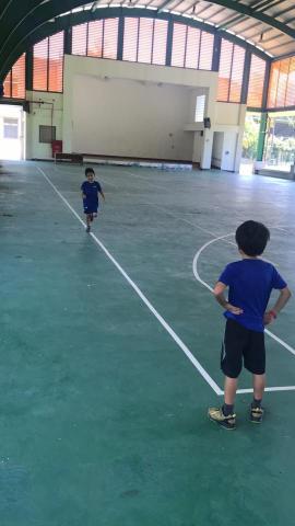 俊傑の籃球教室 - 國小二年級小朋友接力練習