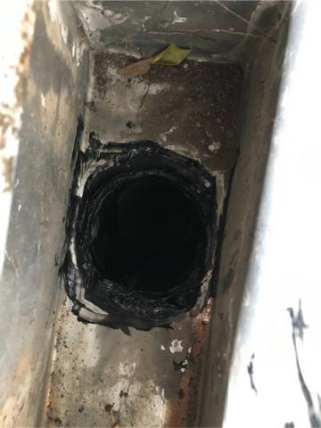 探吉水電 - 排水溝 排水孔因以前工法未打矽利康導致滲水問題