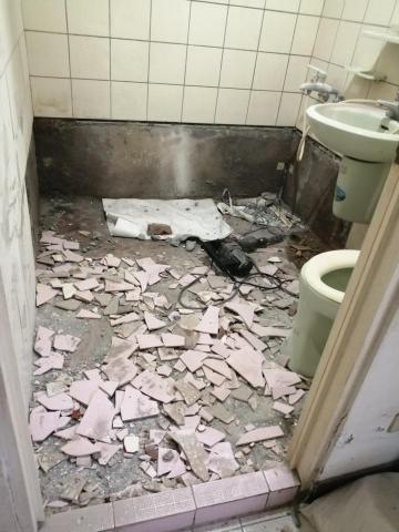 大台中居家修改小工程 - 浴缸地面磁磚打除重新鋪設磁磚 大台中居家修改小工程 - 浴缸地面磁磚打除重新鋪設磁磚