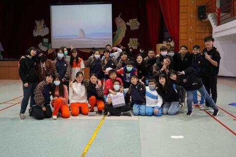 林孜倩 - 共度育樂營隊，服務國中生，帶領他們學習與玩樂並行。