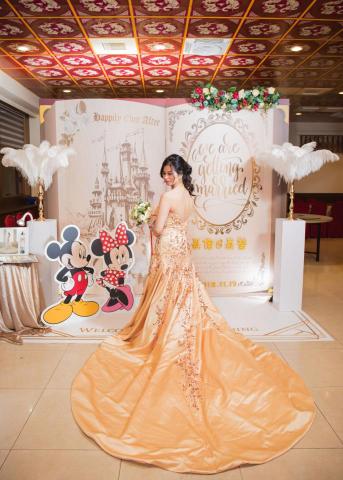 婚攝羅賓 - 迪士尼主題場景，與新娘身上的金色婚紗完美呼應，打造出宛如童話故事般浪漫的畫面??