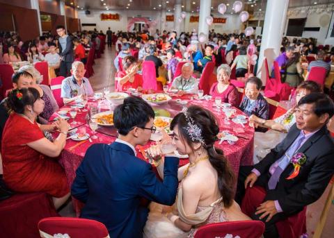 婚攝羅賓 - 交杯酒，各飲一杯，象徵此後夫妻便連成一體❤