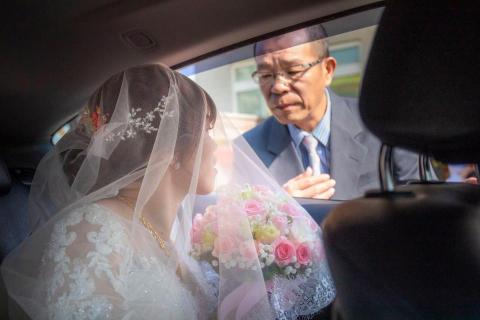 婚攝羅賓 - 滿心的叮嚀，千言萬語化為深深的凝視
再依依不捨，小女孩而今也已披上嫁衣
父愛，醇厚內斂，無時無刻守護著女兒