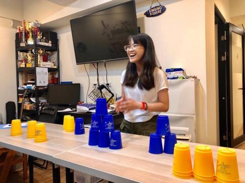 陳妤恩 - 第一次遊戲教學，疊杯。訓練專注及手眼協調