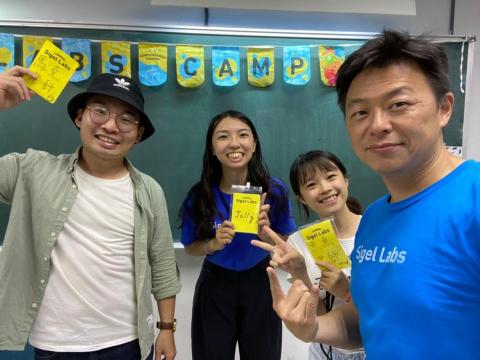 陳妤恩 - 小大人營隊與太陽實驗室合作，創辦人與教師合照。