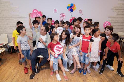 陳妤恩 - 第二次營隊和小朋友拍照和老師創辦人大合照