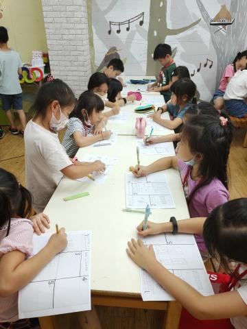 程虹秦 - 讓孩子們完成學習單?