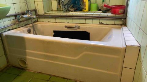 MK拆除 - 浴缸拆除見底 施工前
 MK拆除 - 浴缸拆除見底 施工前