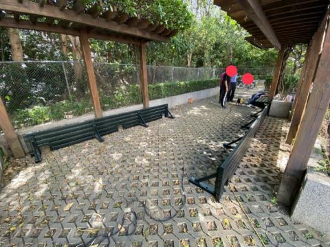 世鄮門窗建材有限公司 - 公園鍛造椅，施工前，師父正在安裝