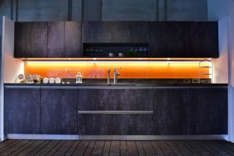 程沃國際 - 1.德國嚴格檢測標準 - 擁有材料品質、T&Uuml;V 管理品質、製造品質與 ZENTEK 環境品質等四大認證。

2.亮面美耐板無菸煤岩漿門板：保留無菸煤自然紋理，風格大器，觸感極佳。

3.雷射封邊技術：防止門板封邊不實，遇水膨脹問題

4.採用奧地利鉸鍊大廠 BLUM氣壓緩衝棒，開啟櫃門輕而易舉。

5.德國 GRASS 滑軌系統，可承載40kg以上的承重量，讓抽屜收納更得心應手。