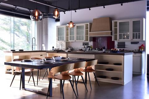 程沃國際 - 1.德國嚴格檢測標準 - 擁有材料品質、T&Uuml;V 管理品質、製造品質與 ZENTEK 環境品質等四大認證。

2.亮面烤漆古典門板：簡單大方，觸感極佳。

3.雷射封邊技術：防止門板封邊不實，遇水膨脹問題

4.採用奧地利鉸鍊大廠 BLUM氣壓緩衝棒，開啟櫃門輕而易舉。

5.德國 GRASS 滑軌系統，可承載40kg以上的承重量，讓抽屜收納更得心應手。