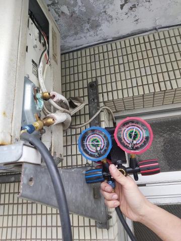 小陳師傅 - 台北市信義區移機裝機，檢查冷媒量是否足夠（冷媒量正常），開始拆機。