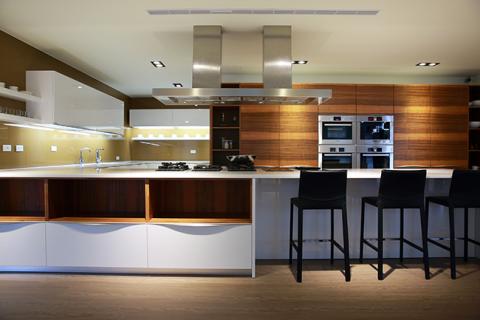 程沃國際 - 1.德國嚴格檢測標準 - 擁有材料品質、T&Uuml;V 管理品質、製造品質與 ZENTEK 環境品質等四大認證。

2.白色烤漆+木紋美耐板門板：表面為德國高級轎車同等級的低溫弗碳烤漆，高壓一體成型，非常均勻地融合在底材上再以特有技術使表面產生鋼琴鏡面，效果絕非一般的鋼琴烤漆所能媲美，明亮又奢華的風格耀眼吸睛。。

3.雷射封邊技術：防止門板封邊不實，遇水膨脹問題。

4.採用奧地利鉸鍊大廠 BLUM氣壓