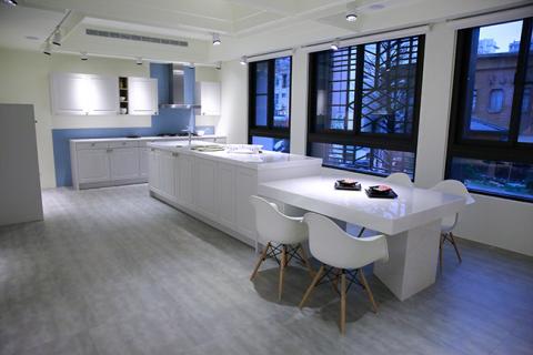 程沃國際 - 1.德國嚴格檢測標準 - 擁有材料品質、T&Uuml;V 管理品質、製造品質與 ZENTEK 環境品質等四大認證。

2.新古典絲絨烤漆門板：古典簡潔，絲絨般觸感，美觀大方。

3.雷射封邊技術：防止門板封邊不實，遇水膨脹問題。

4.採用奧地利鉸鍊大廠 BLUM氣壓緩衝棒，開啟櫃門輕而易舉。

5.德國 GRASS 滑軌系統，可承載40kg以上的承重量，讓抽屜收納更得心應手。