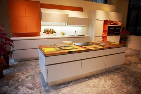 程沃國際 - 1.德國嚴格檢測標準 - 擁有材料品質、T&Uuml;V 管理品質、製造品質與 ZENTEK 環境品質等四大認證。

2.白色+橘色烤漆門板：白色搭配橘色烤漆門板，既樸素又不顯單調，中島高度電動可調，適合各種身高的您

3.雷射封邊技術：防止門板封邊不實，遇水膨脹問題

4.採用奧地利鉸鍊大廠 BLUM氣壓緩衝棒，開啟櫃門輕而易舉。

5.德國 GRASS 滑軌系統，可承載40kg以上的承重量，讓抽屜收納更