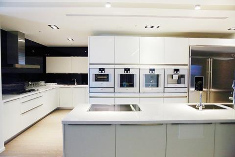 程沃國際 - 1.德國嚴格檢測標準 - 擁有材料品質、T&Uuml;V 管理品質、製造品質與 ZENTEK 環境品質等四大認證。

2.白色烤漆玻璃門板：沈穩內斂，好保養，易清潔。

3.雷射封邊技術：防止門板封邊不實，遇水膨脹問題。

4.採用奧地利鉸鍊大廠 BLUM氣壓緩衝棒，開啟櫃門輕而易舉。

5.德國 GRASS 滑軌系統，可承載40kg以上的承重量，讓抽屜收納更得心應手。