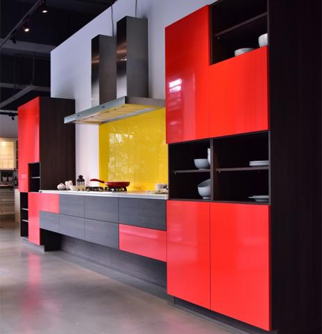 程沃國際 - 1.德國嚴格檢測標準 - 擁有材料品質、T&Uuml;V 管理品質、製造品質與 ZENTEK 環境品質等四大認證。

2.亮面及木紋美耐板門板：亮面鮮紅及深咖啡木紋美耐板，對比強烈，呈現年輕時尚感。

3.雷射封邊技術：防止門板封邊不實，遇水膨脹問題

4.採用奧地利鉸鍊大廠 BLUM氣壓緩衝棒，開啟櫃門輕而易舉。

5.德國 GRASS 滑軌系統，可承載40kg以上的承重量，讓抽屜收納更得心應手。