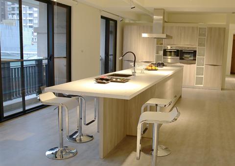 程沃國際 - 1.德國嚴格檢測標準 - 擁有材料品質、T&Uuml;V 管理品質、製造品質與 ZENTEK 環境品質等四大認證。

2.美耐皿貼皮門板：使用淺色木紋美耐皿，好保養，易清潔，樸素高雅，美觀耐看。

3.雷射封邊技術：防止門板封邊不實，遇水膨脹問題。

4.採用奧地利鉸鍊大廠 BLUM氣壓緩衝棒，開啟櫃門輕而易舉。

5.德國 GRASS 滑軌系統，可承載40kg以上的承重量，讓抽屜收納更得心應手。