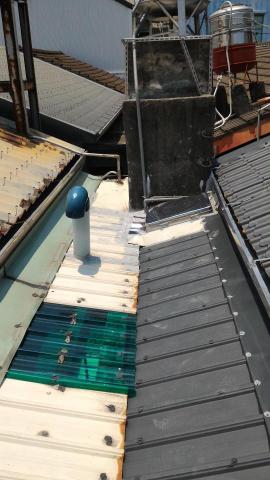 東益實業社-屋頂抓漏、PU防水 - 後巷天窗+烤漆板綜合抓漏