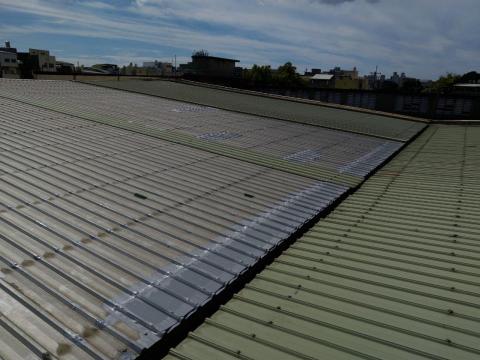 東益實業社-屋頂抓漏、PU防水 - 紡織廠屋頂烤漆板尾抓漏施工