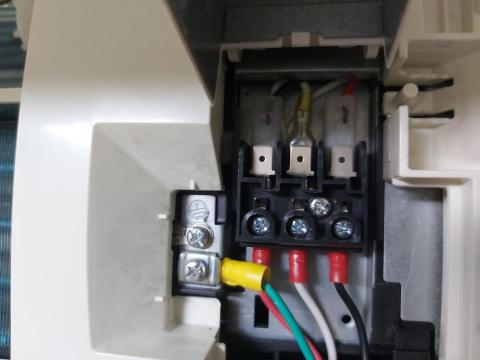 小陳師傅 - 台北市信義區移裝機，雖然只是移裝機，小陳師傅還是使用壓接端子，雖然只是移裝機，小陳師傅還是使用四芯控制線，如果您拆開了控制面板，您會發現有很多貓膩，當您拆下了面板，發現沒有壓接端子或四芯控制線，您會發現小陳師傅的細心，無關於老師傅在工程行做多久，而是這個師傅或工程行不計成本有沒有站在消費者的同理心。