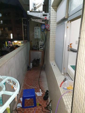 小陳師傅 - 台北市信義區移裝機，客人沿用原有的安裝架，現場檢查評估可堪用，代客安裝（不收取任何費用），開始抽真空及站壓。