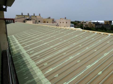 東益實業社-屋頂抓漏、PU防水 - 電梯井旁烤漆板屋頂抓漏