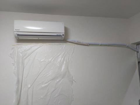 小陳師傅 - 台北市信義區移裝機，雖然業主沒特別交代，但是我們還是很貼心在裝機下方使用防塵套，避免剛粉刷的牆面有髒污。