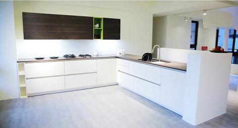 程沃國際 - 1.德國嚴格檢測標準 - 擁有材料品質、T&Uuml;V 管理品質、製造品質與 ZENTEK 環境品質等四大認證。

2.白色鋼琴烤漆門板+木紋美耐板：下廚台溶合鋼琴烤漆的細緻，吊櫃保留木紋的質感，剛中帶柔，美觀又不突兀。

3.雷射封邊技術：防止門板封邊不實，遇水膨脹問題。

4.採用奧地利鉸鍊大廠 BLUM氣壓緩衝棒，開啟櫃門輕而易舉。

5.德國 GRASS 滑軌系統，可承載40kg以上的承重量，讓抽