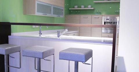 程沃國際 - 1.德國嚴格檢測標準 - 擁有材料品質、T&Uuml;V 管理品質、製造品質與 ZENTEK 環境品質等四大認證。

2.白色鋼琴烤漆門板+木紋美耐板：下廚台溶合鋼琴烤漆的細緻，吊櫃保留木紋的質感，剛中帶柔，美觀又不突兀。

3.雷射封邊技術：防止門板封邊不實，遇水膨脹問題。

4.採用奧地利鉸鍊大廠 BLUM氣壓緩衝棒，開啟櫃門輕而易舉。

5.德國 GRASS 滑軌系統，可承載40kg以上的承重量，讓抽