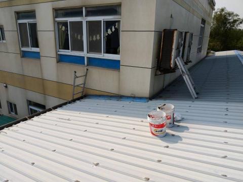 東益實業社-屋頂抓漏、PU防水 - 幼稚園外牆+烤漆板交接處抓漏