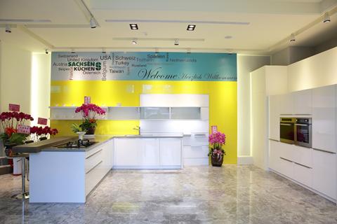 程沃國際 - 1.德國嚴格檢測標準 - 擁有材料品質、T&Uuml;V 管理品質、製造品質與 ZENTEK 環境品質等四大認證。

2.高亮度壓克力門板：表面亮麗，潔白素雅，高硬度表面,耐磨耐刮耐衝擊、防水性佳。

3.雷射封邊技術：防止門板封邊不實，遇水膨脹問題。

4.採用奧地利鉸鍊大廠 BLUM氣壓緩衝棒，開啟櫃門輕而易舉。

5.德國 GRASS 滑軌系統，可承載40kg以上的承重量，讓抽屜收納更得心應手。