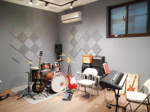 家馨室內設計公司 - 現代感音樂室，利用軌道燈增添氣氛