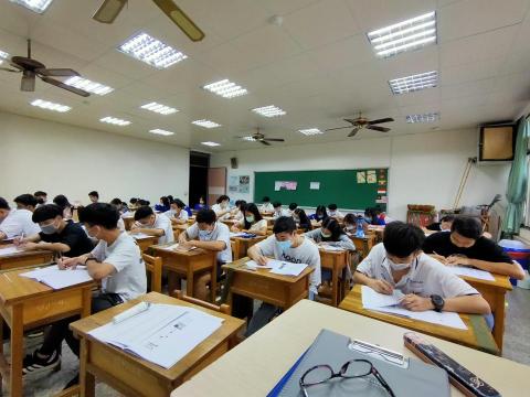 Jenny（李老師） - 中山外籍生華測考前輔導