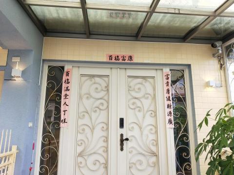 胡羽蝶 - 牆面凹凸不平，高標準安裝兩盞壁燈（白天）