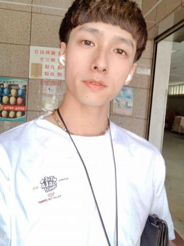 提供衝浪教練課服務的專家董人維