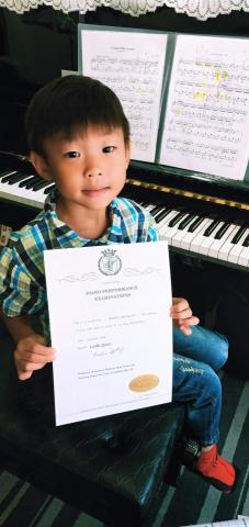 雅蓉老師-鳳山衛武營（鋼琴、小提琴） - 學生鋼琴檢定通過率98%
