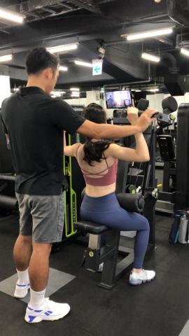 Raxson - 利用固定式滑輪下拉器材、訓練增強背闊肌與斜方肌,可有效調整因低頭族或上班族用電腦的圓肩駝背等情況 Raxson - 利用固定式滑輪下拉器材、訓練增強背闊肌與斜方肌,可有效調整因低頭族或上班族用電腦的圓肩駝背等情況