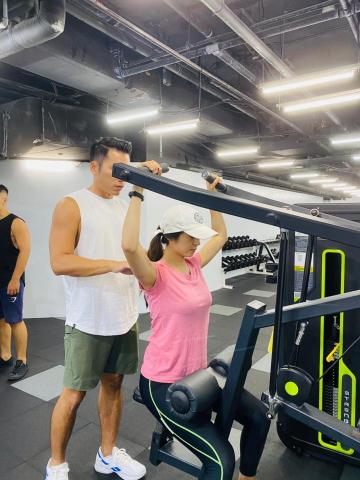 Raxson - 利用固定式滑輪下拉器材、訓練增強背闊肌與斜方肌,可有效調整因低頭族或上班族用電腦的圓肩駝背等情況 Raxson - 利用固定式滑輪下拉器材、訓練增強背闊肌與斜方肌,可有效調整因低頭族或上班族用電腦的圓肩駝背等情況