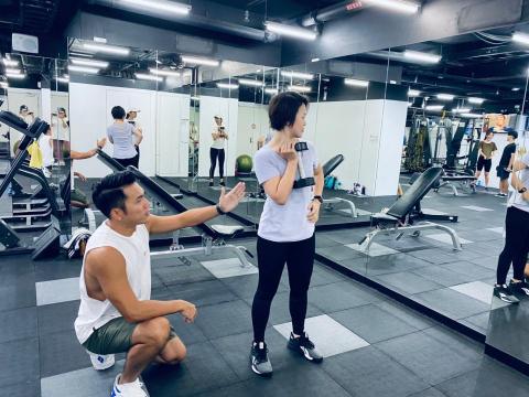 Raxson - 高腳杯深蹲!此為深蹲技巧進階版、需要整體的體態調整、尤其關節活動度與穩定性由下至上從頭到腳都需注意許多細節 Raxson - 高腳杯深蹲!此為深蹲技巧進階版、需要整體的體態調整、尤其關節活動度與穩定性由下至上從頭到腳都需注意許多細節