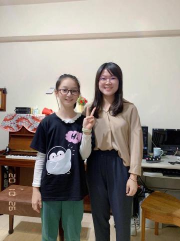魏嘉慧 大提琴&鋼琴教學/表演 - 與可愛又認真的鋼琴學生合影