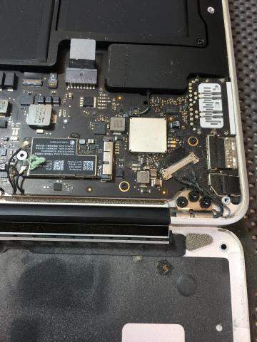 麥克先生 • 蘋果電腦專業服務中心 - 泡水的MacBook Air維修～