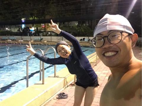 HOW SWIM   阿嘉 - 學習力很強的女學生,第七堂課就已經學會會自由式,明明一開始只會踢水的說,怎麼學那麼快啦! HOW SWIM   阿嘉 - 學習力很強的女學生,第七堂課就已經學會會自由式,明明一開始只會踢水的說,怎麼學那麼快啦!