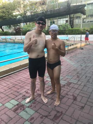 HOW SWIM   阿嘉 - 主業為藥劑師的爸爸,為了身體健康來學習游泳,學習力也真的沒話說,從不會游泳到學會滑手踢水  只用了四堂課,換氣也是兩三堂課就抓到訣竅 ,是不是學醫的都特別聰明啊!
 HOW SWIM   阿嘉 - 主業為藥劑師的爸爸,為了身體健康來學習游泳,學習力也真的沒話說,從不會游泳到學會滑手踢水  只用了四堂課,換氣也是兩三堂課就抓到訣竅 ,是不是學醫的都特別聰明啊!