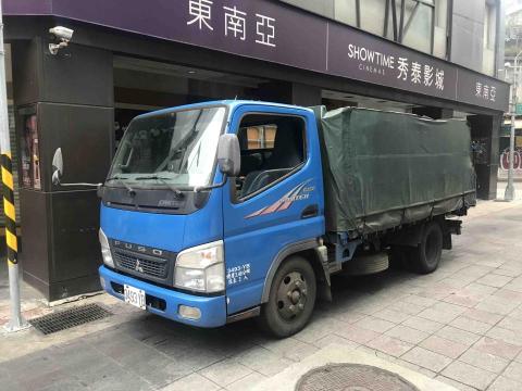 提供短髮燙髮尾服務的專家陳偉