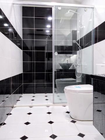 築誠工誠實業 - 近40多年的房屋翻修之一的工項，就是打通二間0.6坪的廁所,重新施作！
依客戶提供照片完全複製出實際的成品！