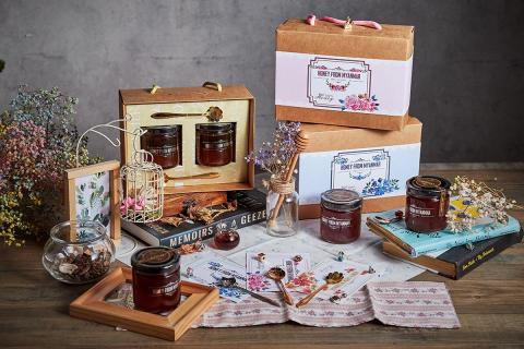 ZhiChi Design - 蜂蜜禮盒設計
設計訴求:
>古雅高級
>花朵華麗
>精緻 ZhiChi Design - 蜂蜜禮盒設計
設計訴求:
>古雅高級
>花朵華麗
>精緻